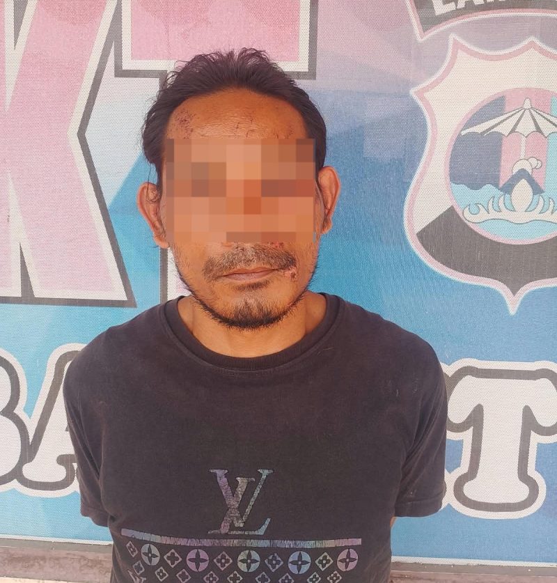 Keterangan Foto: Pria berinisial RI (37), warga Kampung Muara Aman, Kecamatan Bukit Kemuning, Lampung Utara, saat diamankan Tim URC Polsek Baradatu Polres Way Kanan.