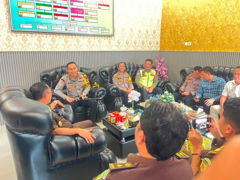 Keterangan Foto: Jajaran Polres Way Kanan bersilaturahmi dengan Kejaksaan Negeri Way Kanan dalam rangka meningkatkan sinergitas dan koordinasi antarpenegak hukum.