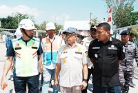Keterangan Foto: Menteri Dalam Negeri Muhammad Tito Karnavian (tengah) bersama Bupati Sikka Juventus Prima Yoris Kago (kiri) dan Dirjen Bina Adwil Kemendagri Safrizal ZA (kanan) saat meninjau kondisi Pelabuhan Laurentius Say, Maumere, Kabupaten Sikka, NTT, yang terdampak gempa bumi, Rabu (19/8/2026).