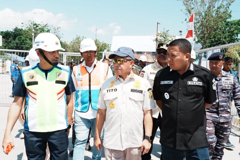 Keterangan Foto: Menteri Dalam Negeri Muhammad Tito Karnavian (tengah) bersama Bupati Sikka Juventus Prima Yoris Kago (kiri) dan Dirjen Bina Adwil Kemendagri Safrizal ZA (kanan) saat meninjau kondisi Pelabuhan Laurentius Say, Maumere, Kabupaten Sikka, NTT, yang terdampak gempa bumi, Rabu (19/8/2026).