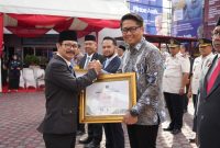 Keterangan Foto: Wakil Wali Kota Langsa, Muhammad Haikal Alfisyahrin, ST, menerima penghargaan Penilaian Kinerja JDIH dari Kementerian Hukum RI yang diserahkan oleh Kepala Kanwil Kemenkumham Aceh, Meurah Budiman, Rabu (19/8/2026), di Kantor Wilayah Kemenkumham Aceh, Banda Aceh.