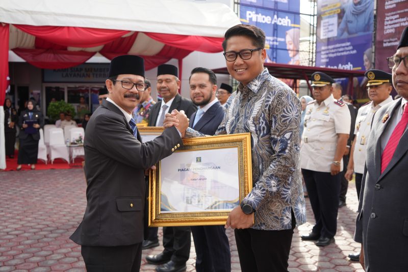 Keterangan Foto: Wakil Wali Kota Langsa, Muhammad Haikal Alfisyahrin, ST, menerima penghargaan Penilaian Kinerja JDIH dari Kementerian Hukum RI yang diserahkan oleh Kepala Kanwil Kemenkumham Aceh, Meurah Budiman, Rabu (19/8/2026), di Kantor Wilayah Kemenkumham Aceh, Banda Aceh.