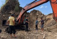 Keterangan Foto: Personel Polres Way Kanan melakukan pengecekan lokasi dugaan tambang batu yang diduga tidak memiliki izin operasional di Kampung Bukit Gemuruh, Kecamatan Way Tuba, Kabupaten Way Kanan.