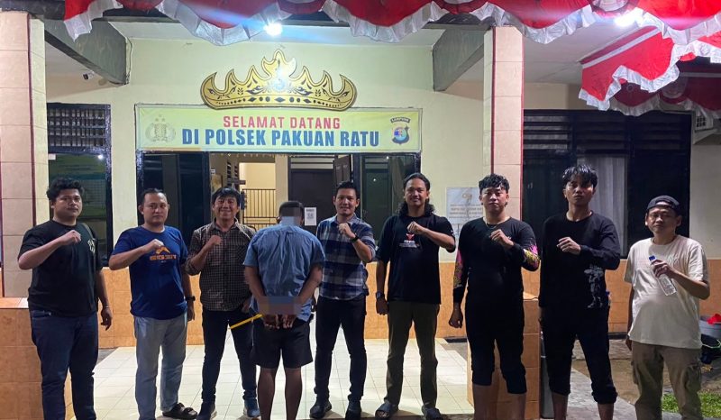 Keterangan Foto: Terduka IS (31) warga Talang Dua, Kampung Pakuan Ratu, diamankan Satreskrim Polres Way Kanan bersama Polsek Pakuan Ratu untuk menjalani penyidikan lebih lanjut.