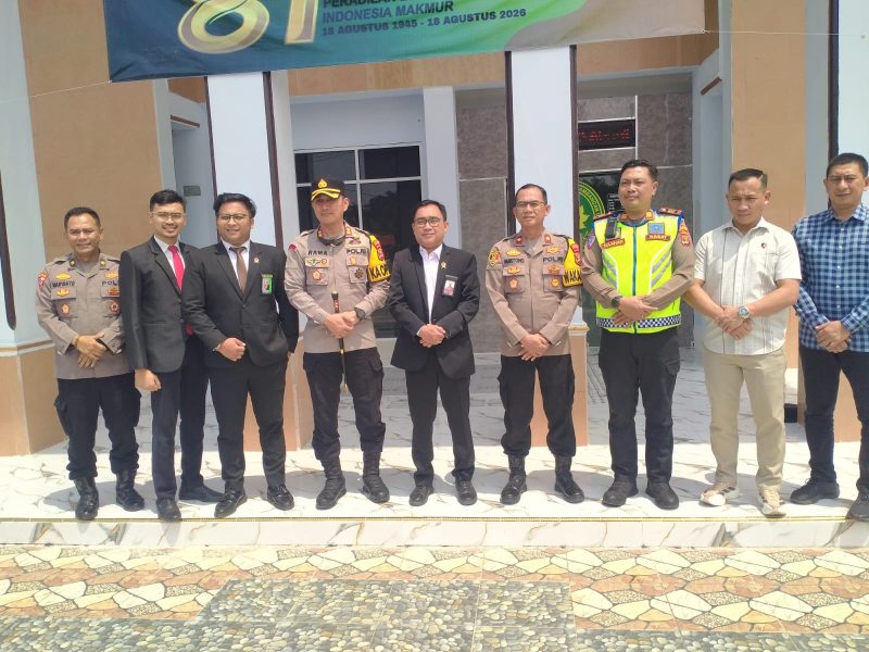 Keterangan Foto: Kapolres Way Kanan AKBP Ramadhona, Wakapolres Kompol Martono, Kabag Ops Kompol Maryanto, Kasat Intelkam AKP Mustholih, Kasat Lantas AKP Sulkhan, serta Kasat Reskrim Iptu Riswanto, bersama Ketua PN Way Kanan Arista Budi Cahyawan dan jajaran personel pengadilan.