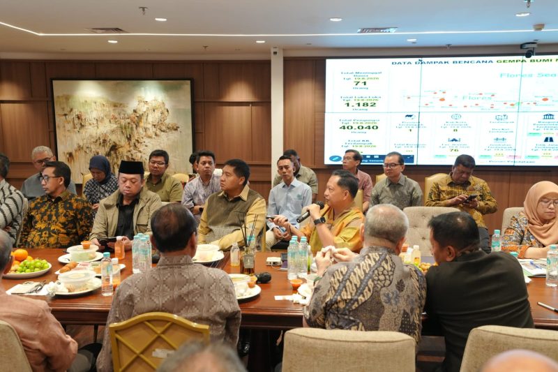Keterangan Foto: Menteri Dalam Negeri Muhammad Tito Karnavian bersama Menteri Perumahan dan Kawasan Permukiman (PKP) Maruarar Sirait saat membahas penanganan rumah warga yang terdampak gempa di Nusa Tenggara Timur (NTT).