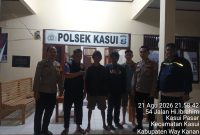 Keterangan Foto: Tim Polsek Kasui bersama keluarga saat menemukan Raden Suane, remaja yang dilaporkan hilang di Kampung Kotaway.