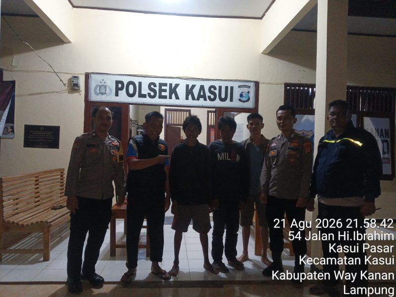 Keterangan Foto: Tim Polsek Kasui bersama keluarga saat menemukan Raden Suane, remaja yang dilaporkan hilang di Kampung Kotaway.