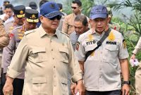 Keterangan Foto: Menteri Dalam Negeri Muhammad Tito Karnavian mendampingi Presiden Prabowo Subianto saat meninjau langsung penanganan kebakaran hutan dan lahan (karhutla) di Desa Limbung, Kabupaten Kubu Raya, Kalimantan Barat, Sabtu (22/8/2026).