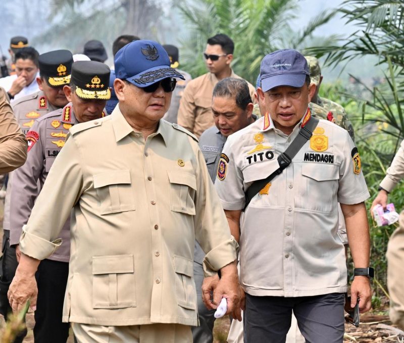 Keterangan Foto: Menteri Dalam Negeri Muhammad Tito Karnavian mendampingi Presiden Prabowo Subianto saat meninjau langsung penanganan kebakaran hutan dan lahan (karhutla) di Desa Limbung, Kabupaten Kubu Raya, Kalimantan Barat, Sabtu (22/8/2026).