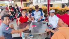 Keterangan Foto: Suasana turnamen Domino Ceria dalam rangka HUT RI ke-81 antara jurnalis, personel Polsek Medan Labuhan, dan masyarakat.