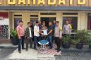 Keterangan Foto: Warga Kampung Banjar Negara, Kecamatan Baradatu, Kabupaten Way Kanan, menyerahkan satu pucuk senjata api (senpi) rakitan beserta tiga butir amunisi kepada Polsek Baradatu, Polres Way Kanan, Senin (24/8/2026).
