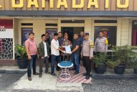 Keterangan Foto: Warga Kampung Banjar Negara, Kecamatan Baradatu, Kabupaten Way Kanan, menyerahkan satu pucuk senjata api (senpi) rakitan beserta tiga butir amunisi kepada Polsek Baradatu, Polres Way Kanan, Senin (24/8/2026).
