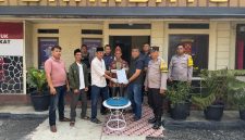 Keterangan Foto: Warga Kampung Banjar Negara, Kecamatan Baradatu, Kabupaten Way Kanan, menyerahkan satu pucuk senjata api (senpi) rakitan beserta tiga butir amunisi kepada Polsek Baradatu, Polres Way Kanan, Senin (24/8/2026).
