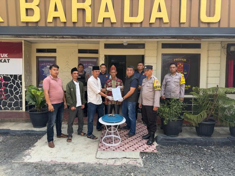 Keterangan Foto: Warga Kampung Banjar Negara, Kecamatan Baradatu, Kabupaten Way Kanan, menyerahkan satu pucuk senjata api (senpi) rakitan beserta tiga butir amunisi kepada Polsek Baradatu, Polres Way Kanan, Senin (24/8/2026).
