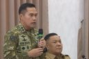 Keterangan Foto: Pangdam XIX/Tuanku Tambusai Mayjen TNI Dr. Agus Hadi Waluyo saat mengikuti rapat koordinasi penanganan karhutla di Posko Aju Provinsi Riau, yang dipimpin langsung oleh Presiden RI Prabowo Subianto.
