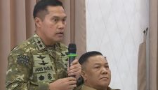 Keterangan Foto: Pangdam XIX/Tuanku Tambusai Mayjen TNI Dr. Agus Hadi Waluyo saat mengikuti rapat koordinasi penanganan karhutla di Posko Aju Provinsi Riau, yang dipimpin langsung oleh Presiden RI Prabowo Subianto.