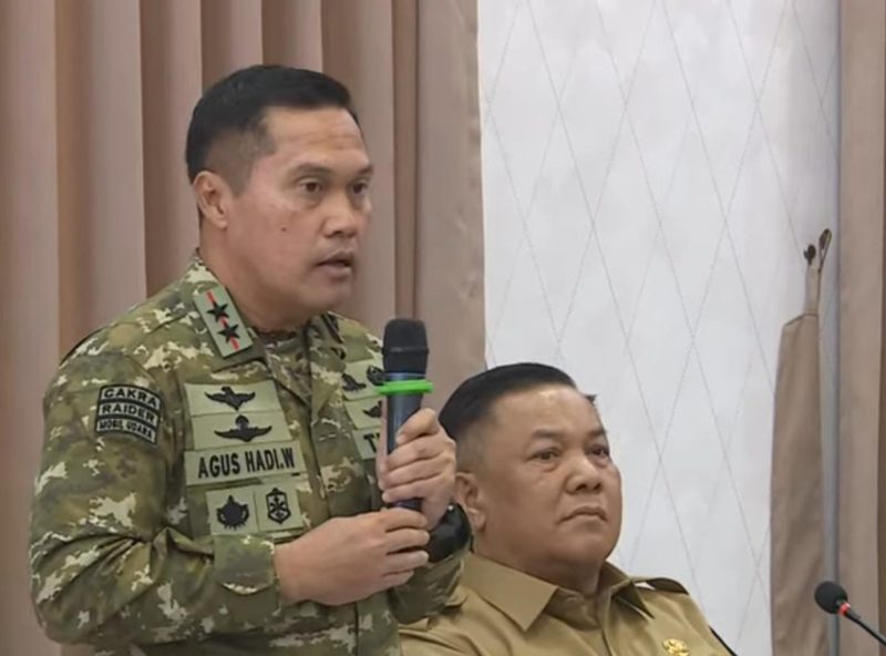 Keterangan Foto: Pangdam XIX/Tuanku Tambusai Mayjen TNI Dr. Agus Hadi Waluyo saat mengikuti rapat koordinasi penanganan karhutla di Posko Aju Provinsi Riau, yang dipimpin langsung oleh Presiden RI Prabowo Subianto.