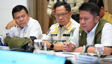 Keterangan Foto: Mendagri Muhammad Tito Karnavian saat mengikuti Rapat Satgas Karhutla Provinsi Sumatera Selatan di Posko Utama Satgas Karhutla, Kota Palembang, Senin (24/8/2026).
