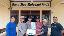 Keterangan Foto: Warga Kampung Karta Jaya, Kecamatan Negara Batin, Kabupaten Way Kanan, menyerahkan satu pucuk senjata api (senpi) rakitan beserta amunisi kepada Polsek Negara Batin, Polres Way Kanan, Selasa (25/8/2026).