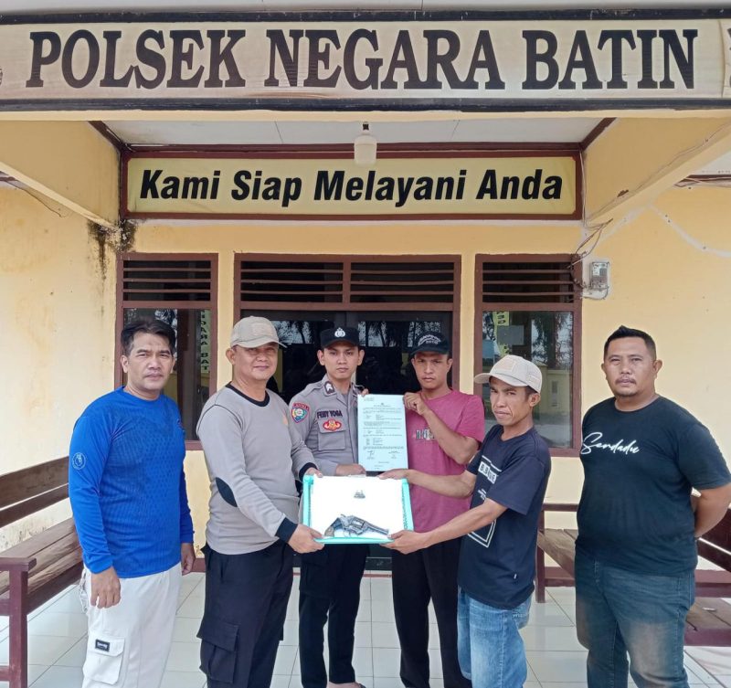 Keterangan Foto: Warga Kampung Karta Jaya, Kecamatan Negara Batin, Kabupaten Way Kanan, menyerahkan satu pucuk senjata api (senpi) rakitan beserta amunisi kepada Polsek Negara Batin, Polres Way Kanan, Selasa (25/8/2026).