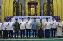 Keterangan Foto : Wali Kota Langsa Jeffry Sentana S. Putra, S.E. (di tengah) bersama penceramah Prof. Dr. H. Muhammad Syukri Albani Nasution, M.A., serta unsur Forkopimda dalam Maulid Akbar 1448 H di Masjid Agung Kota Langsa, Selasa (25/8/2026).
