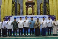 Keterangan Foto : Wali Kota Langsa Jeffry Sentana S. Putra, S.E. (ditengah) bersama penceramah Prof. Dr. H. Muhammad Syukri Albani Nasution, M.A., serta unsur Forkopimda dalam Maulid Akbar 1448 H di Masjid Agung Kota Langsa, Selasa (25/8/2026).