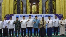 Keterangan Foto : Wali Kota Langsa Jeffry Sentana S. Putra, S.E. (di tengah) bersama penceramah Prof. Dr. H. Muhammad Syukri Albani Nasution, M.A., serta unsur Forkopimda dalam Maulid Akbar 1448 H di Masjid Agung Kota Langsa, Selasa (25/8/2026).