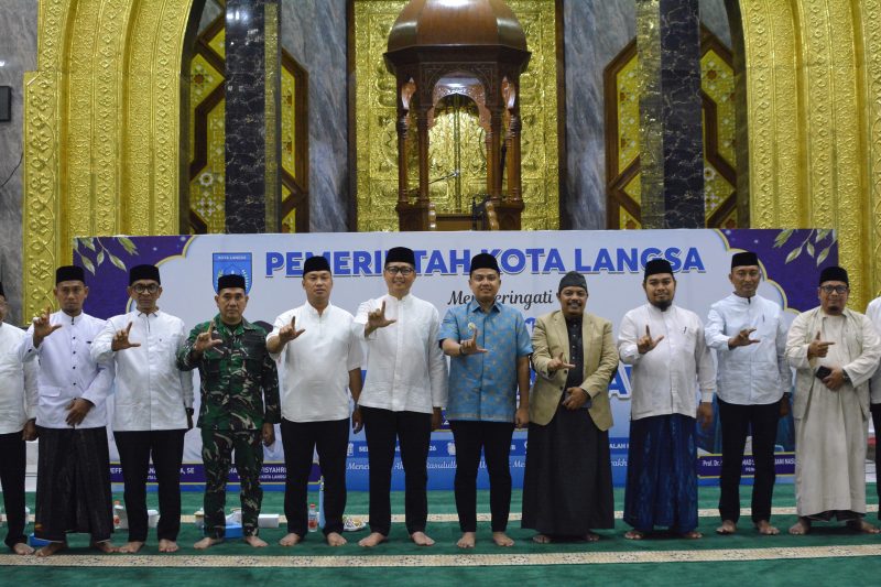Keterangan Foto : Wali Kota Langsa Jeffry Sentana S. Putra, S.E. (ditengah) bersama penceramah Prof. Dr. H. Muhammad Syukri Albani Nasution, M.A., serta unsur Forkopimda dalam Maulid Akbar 1448 H di Masjid Agung Kota Langsa, Selasa (25/8/2026).