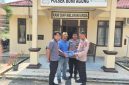 Keterangan Foto: Petrus Sumarno, warga Kampung Bumi Agung, Kecamatan Bumi Agung, Kabupaten Way Kanan, saat menyerahkan satu pucuk senjata api rakitan beserta amunisi kepada pihak kepolisian. 
