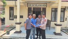 Keterangan Foto: Petrus Sumarno, warga Kampung Bumi Agung, Kecamatan Bumi Agung, Kabupaten Way Kanan, saat menyerahkan satu pucuk senjata api rakitan beserta amunisi kepada pihak kepolisian. 
