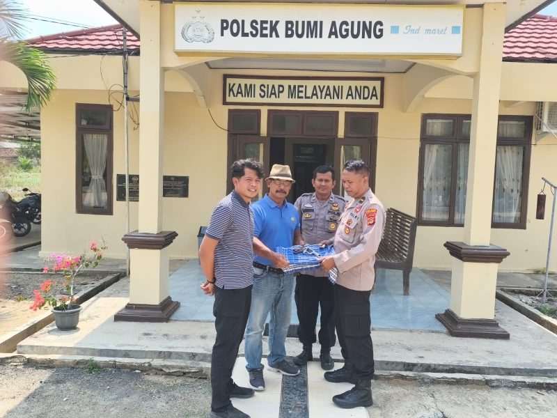 Keterangan Foto: Petrus Sumarno, warga Kampung Bumi Agung, Kecamatan Bumi Agung, Kabupaten Way Kanan, saat menyerahkan satu pucuk senjata api rakitan beserta amunisi kepada pihak kepolisian. 

