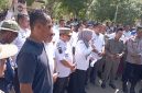 Keterangan Foto: Sekda Kota Langsa Dra. Suhartini, M.Pd, didampingi Asisten I Al Azmi, SSTP, MAP, dan jajaran Pemkot lainnya, saat menerima aspirasi masyarakat terkait bantuan pascabencana, Rabu (26/8/2026).