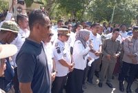 Keterangan Foto: Sekda Kota Langsa Dra. Suhartini, M.Pd, didampingi Asisten I Al Azmi, SSTP, MAP, dan jajaran Pemkot lainnya, saat menerima aspirasi masyarakat terkait bantuan pascabencana, Rabu (26/8/2026).