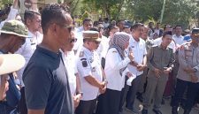 Keterangan Foto: Sekda Kota Langsa Dra. Suhartini, M.Pd, didampingi Asisten I Al Azmi, SSTP, MAP, dan jajaran Pemkot lainnya, saat menerima aspirasi masyarakat terkait bantuan pascabencana, Rabu (26/8/2026).