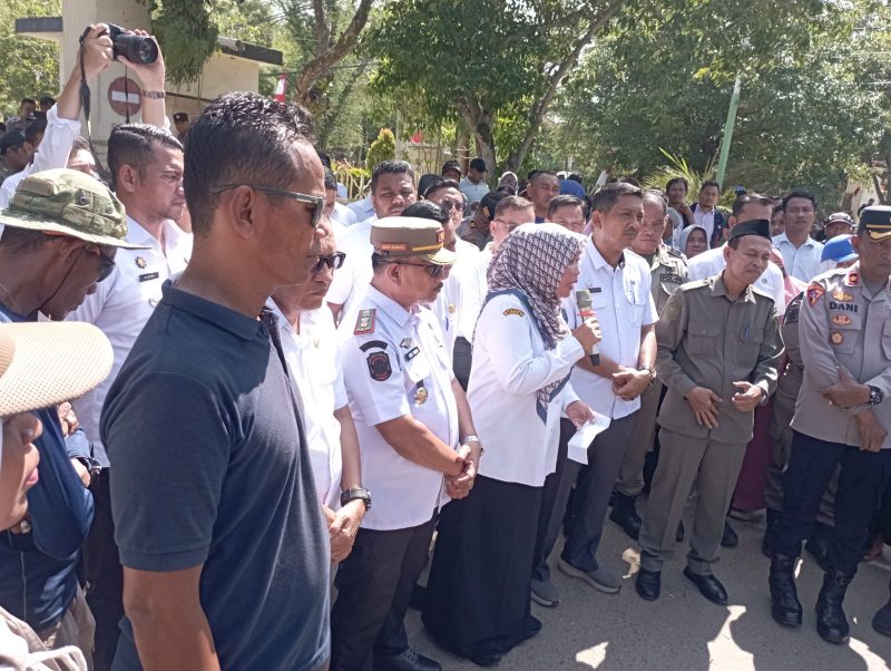 Keterangan Foto: Sekda Kota Langsa Dra. Suhartini, M.Pd, didampingi Asisten I Al Azmi, SSTP, MAP, dan jajaran Pemkot lainnya, saat menerima aspirasi masyarakat terkait bantuan pascabencana, Rabu (26/8/2026).