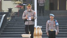 Keterangan Foto: Kapolres Way Kanan AKBP Ramadhona, S.H., S.I.K., saat menyerahkan penghargaan kepada Polsek berprestasi dalam pengungkapan kasus terbanyak pada Operasi Sikat Krakatau Tahun 2026.