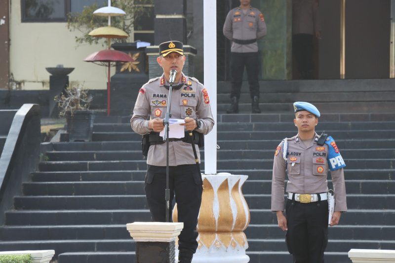 Keterangan Foto: Kapolres Way Kanan AKBP Ramadhona, S.H., S.I.K., saat menyerahkan penghargaan kepada Polsek berprestasi dalam pengungkapan kasus terbanyak pada Operasi Sikat Krakatau Tahun 2026.