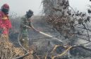 Keterangan Foto: Anggota Koramil 07-0313/KPR bersama unsur Polri, Manggala Agni, dan BPBD melakukan pemadaman dan pendinginan untuk memastikan bara api tidak kembali menyala di lokasi kebakaran.