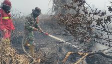 Keterangan Foto: Anggota Koramil 07-0313/KPR bersama unsur Polri, Manggala Agni, dan BPBD melakukan pemadaman dan pendinginan untuk memastikan bara api tidak kembali menyala di lokasi kebakaran.