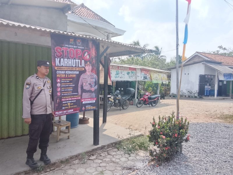 Keterangan Foto: Bhabikamtibmas Polsek Umpu Semenguk memasang banner imbauan “STOP KARHUTLA” di sejumlah lokasi strategis sebagai upaya preventif kebakaran hutan dan lahan. 