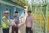 Keterangan Foto: Personel Polsek Umpu Semenguk menyerahkan paket beras kepada pengurus masjid dalam kegiatan Jumat Berkah.