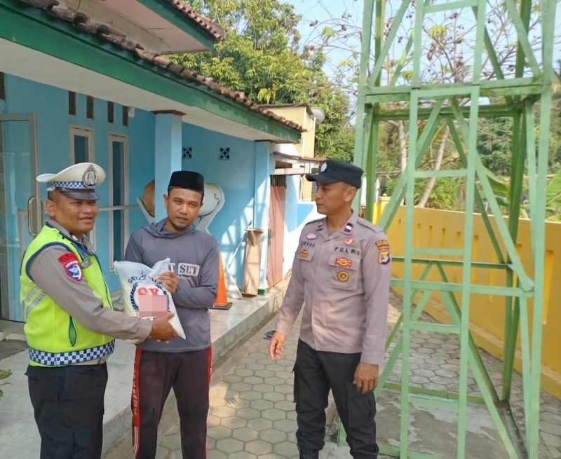 Keterangan Foto: Personel Polsek Umpu Semenguk menyerahkan paket beras kepada pengurus masjid dalam kegiatan Jumat Berkah.