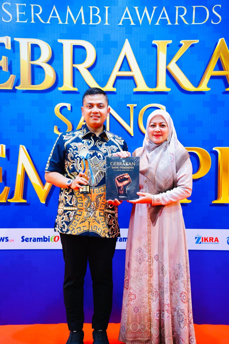 Keterangan Foto: Wali Kota Langsa Jeffry Sentana S Putra, SE, saat menerima Serambi Award 2026 kategori 