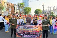 Keterangan Foto: Kepala Dinas Pariwisata dan Ekonomi Kreatif Provinsi Lampung, Tony Ferdinansyah, bersama ribuan pelajar SMA/SMK saat memeriahkan Festival Krakatau.