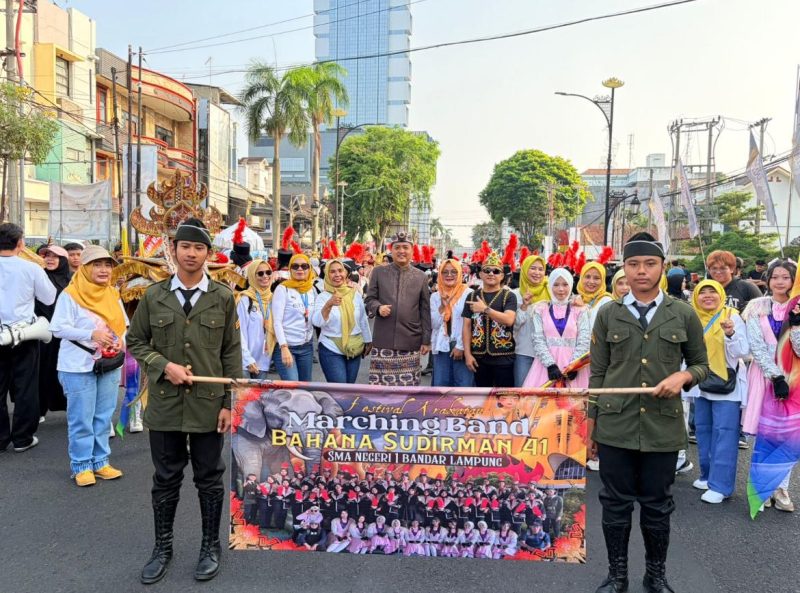 Keterangan Foto: Kepala Dinas Pariwisata dan Ekonomi Kreatif Provinsi Lampung, Tony Ferdinansyah, bersama ribuan pelajar SMA/SMK saat memeriahkan Festival Krakatau.