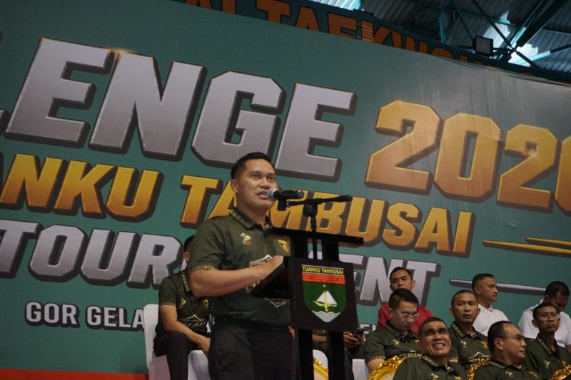 Keterangan Foto: Pangdam XIX/Tuanku Tambusai Mayjen TNI Dr. Agus Hadi Waluyo, S.A.P., M.M., CHRMP., secara resmi menutup Riau Challenge 2026 Taekwondo Tournament dalam rangka memperingati HUT ke-1 Kodam XIX/Tuanku Tambusai.