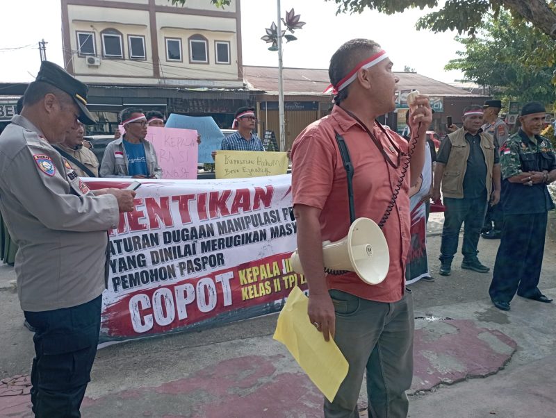Keterangan Foto: Masyarakat Peduli Keadilan menggelar aksi demo di depan Kantor Imigrasi Langsa.
