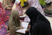 Keterangan Foto: Suasana kegiatan belajar mengaji malam hari di Posko KKN IAIN Langsa, Dusun Karang Sari, Desa Tanjung Putus.