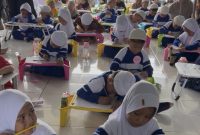 Keterangan foto: Mahasiswa KKN Kelompok 06 sebagai penanggung jawab cabang mewarnai untuk anak-anak usia dini di Desa Tanjung Putus.